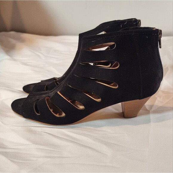 Elegant Black Cutout Ankle Boots 8M - Picture 1 of 5